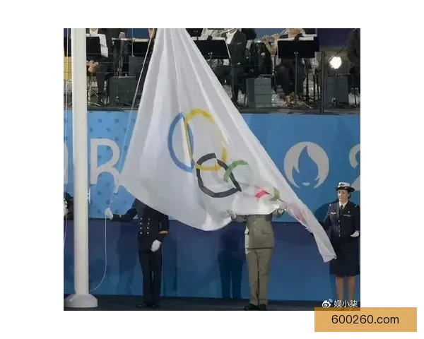 巴黎奥运会开幕式又一乌龙 五环旗竟被挂反